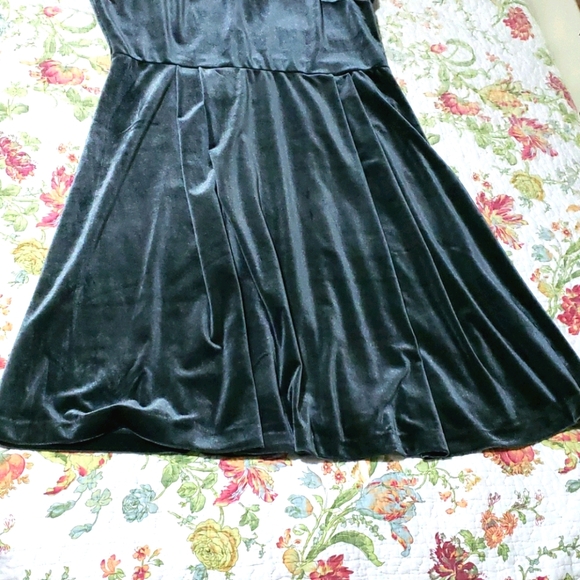 Sleeveless dress - Picture 3 of 3